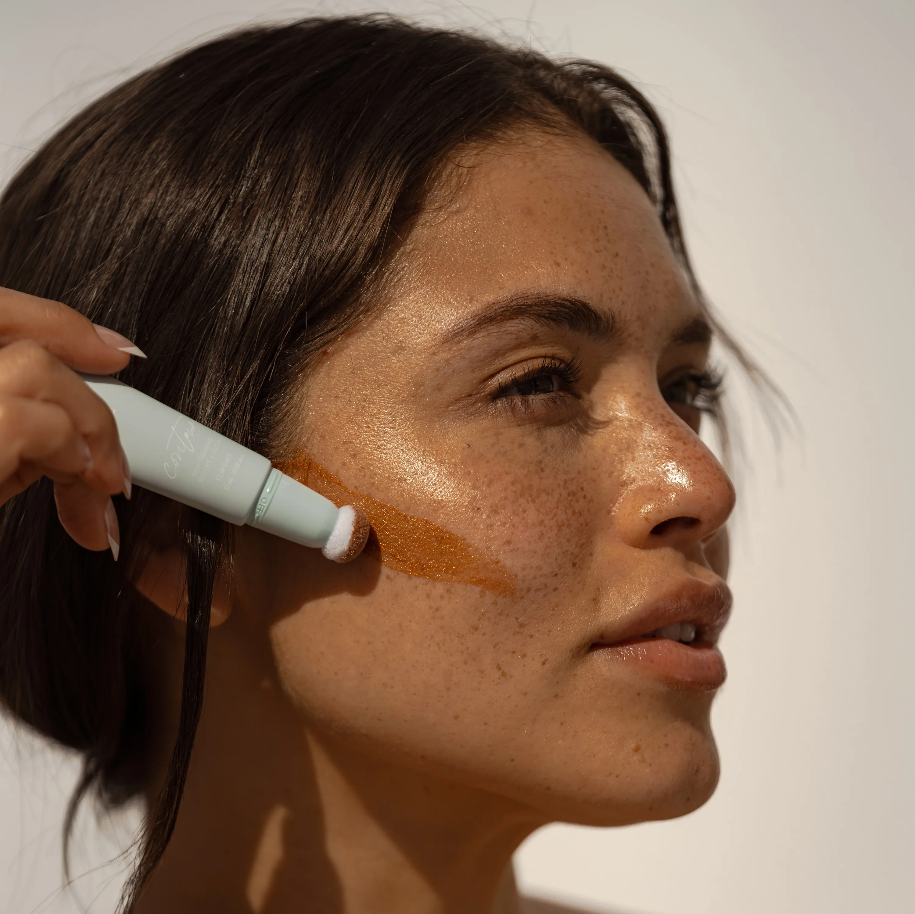 Dolce Glow by Isabel Alysa Contour Self-Tanning Sculpt + Glow - Image 4